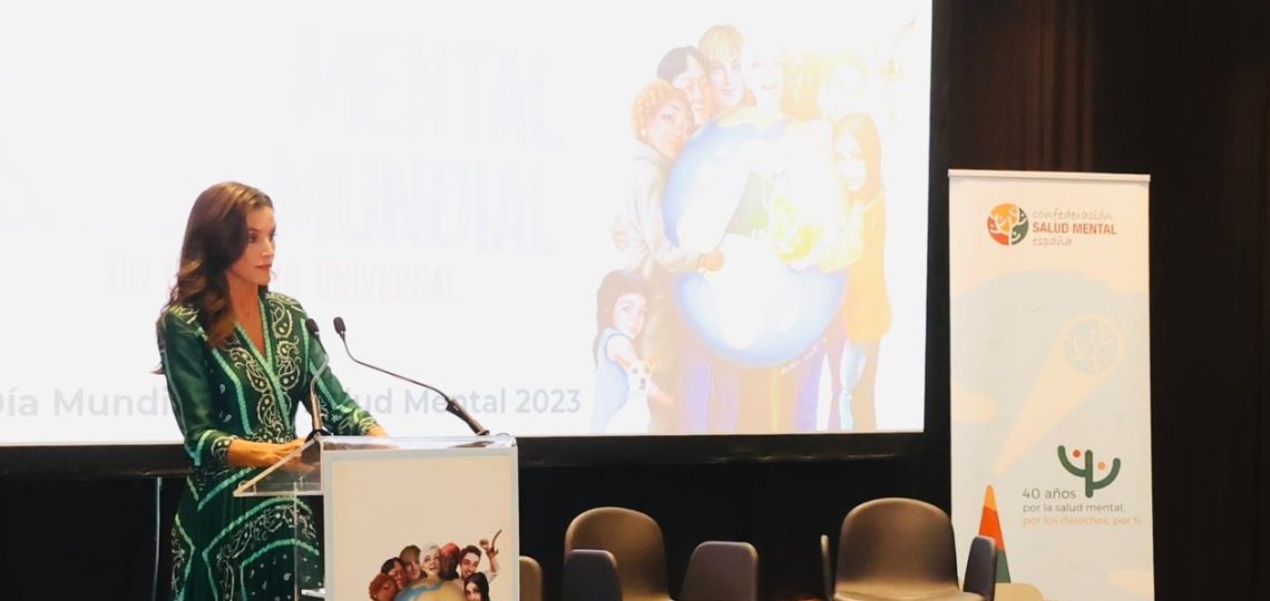 Letizia Ortiz "rapea" con un vestido verde esmeralda por la salud mental