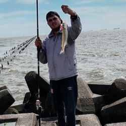 Pocos kilómetros al sur de Buenos Aires, las costas y muelles platenses son una gran alternativa para el pescador.