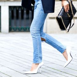 Jeans skinny con zapatos de tacon en color neutro, blanco y negro