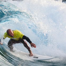 Brett James, de Woolacombe Board Riders, monta una ola de barril durante el Campeonato Inglés de Surf Interclub en The Wave, un complejo de surf interior cerca de Bristol, suroeste de Inglaterra. | Foto:Adrián Dennis / AFP