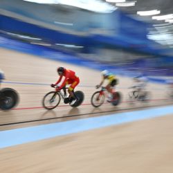 El chino Yang Yang compite en la carrera scratch omnium masculina 1/4 de la prueba de ciclismo en pista durante los Juegos Asiáticos de 2022 en Hangzhou. | Foto:JUNG YEON-JE / AFP