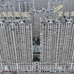 Esta foto aérea muestra logotipos del desarrollador chino Country Garden Holdings en lo alto de un edificio en Zhenjiang, en la provincia oriental china de Jiangsu. | Foto:AFP