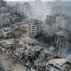 Esta fotografía aérea muestra edificios dañados tras los ataques aéreos israelíes en la ciudad de Gaza. | Foto:BELAL AL SABBAGH / AFP