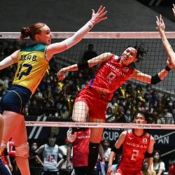 La brasileña Julia Isabelle Bergmann defiende contra la japonesa Aya Watanabe durante el partido del último día del torneo clasificatorio olímpico femenino de la Copa Mundial de Voleibol 2023 entre Japón y Brasil en el Estadio Nacional Yoyogi en Tokio. | Foto:Richard A. Brooks / AFP