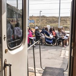 Los pacientes esperan ser admitidos para consultas en el tren Phelophepa, estacionado en la estación de tren Dube en Soweto. Los trenes Transnet-Phelophepa son clínicas de salud móviles y gratuitas que viajan a zonas rurales de Sudáfrica, donde hay sólo un médico por cada 5.000 pacientes. | Foto:MARCO LONGARI / AFP