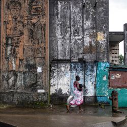 Un vendedor de plátanos vuelve al rascacielos abandonado E.J Roye para recolectar más plátanos en Monrovia. Ahora utilizado como almacenamiento de plátanos, el edificio abandonado E.J. Roye Skyscraper solía ser la sede del True Whig Party, que es el partido político más antiguo de Liberia. Antes del golpe de 1980, se utilizaba para reuniones gubernamentales y sindicales. | Foto:JOHN WESSELS / AFP