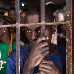 Un votante espera en fila frente a una mesa de votación en Monrovia. Los liberianos comenzaron a votar sobre si darle a la leyenda del fútbol George Weah un segundo mandato como presidente. | Foto:JOHN WESSELS / AFP