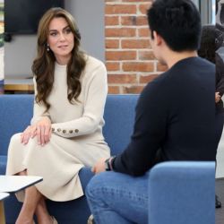 Kate Middleton apuesta por el look francés definitivo: falda y sweater de punto en tono blanco roto