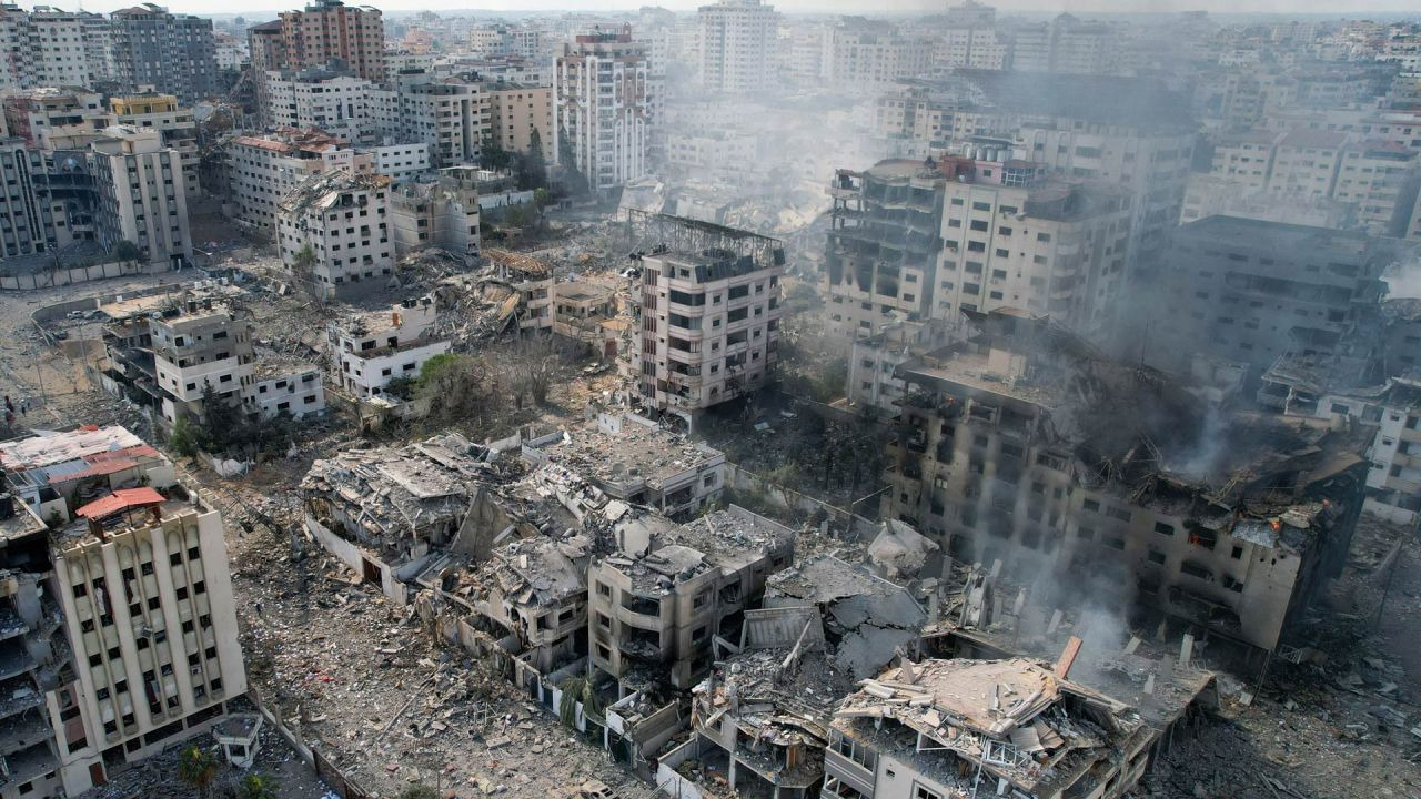 Esta fotografía aérea muestra edificios dañados tras los ataques aéreos israelíes en la ciudad de Gaza. | Foto:BELAL AL SABBAGH / AFP