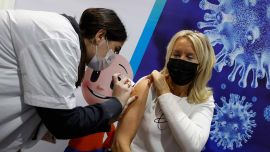 Aplicación de vacuna contra el coronavirus SARS-CoV-2.