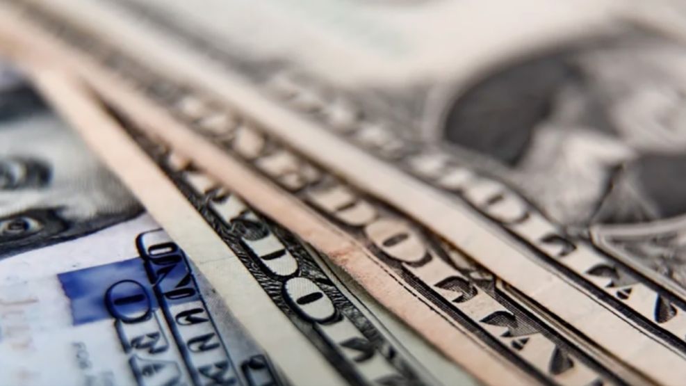 Dólar federal: por qué la divisa norteamericana es más cara en el interior del país