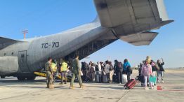 Hércules C 130 con repatriados argentinos que llegó a Roma
