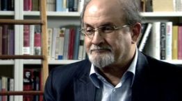 Salman Rushdie publica un libro sobre el ataque sufrido