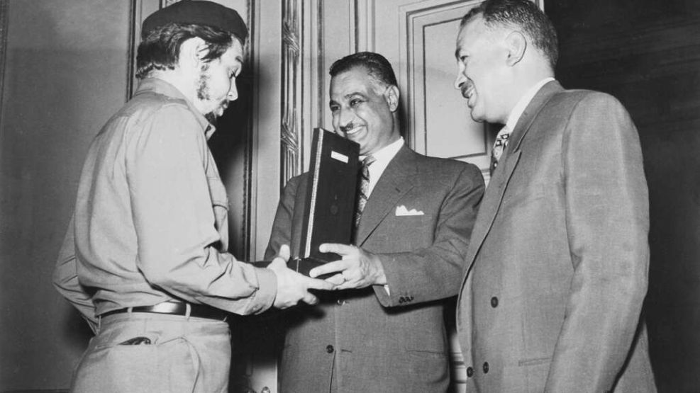El Che Guevara en 1966 en El Cairo, donde fue recibido por el el entonces presidente Gamal Abdel Nasser y el primer ministro Ali Sabri (derecha)