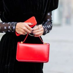 Color rojo de moda y en tendencia esta temporada: aprende como llevarlo