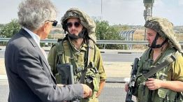El filósofo francés Bernard-Henri Lévy, conversando con dos soldados en el sur de Israel.