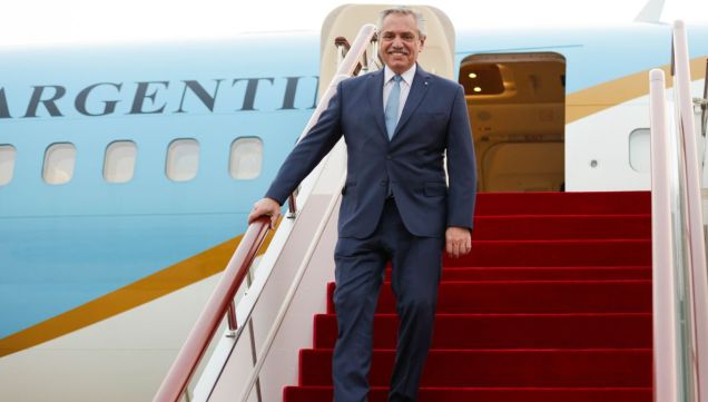 Alberto Fernández durante un viaje a China