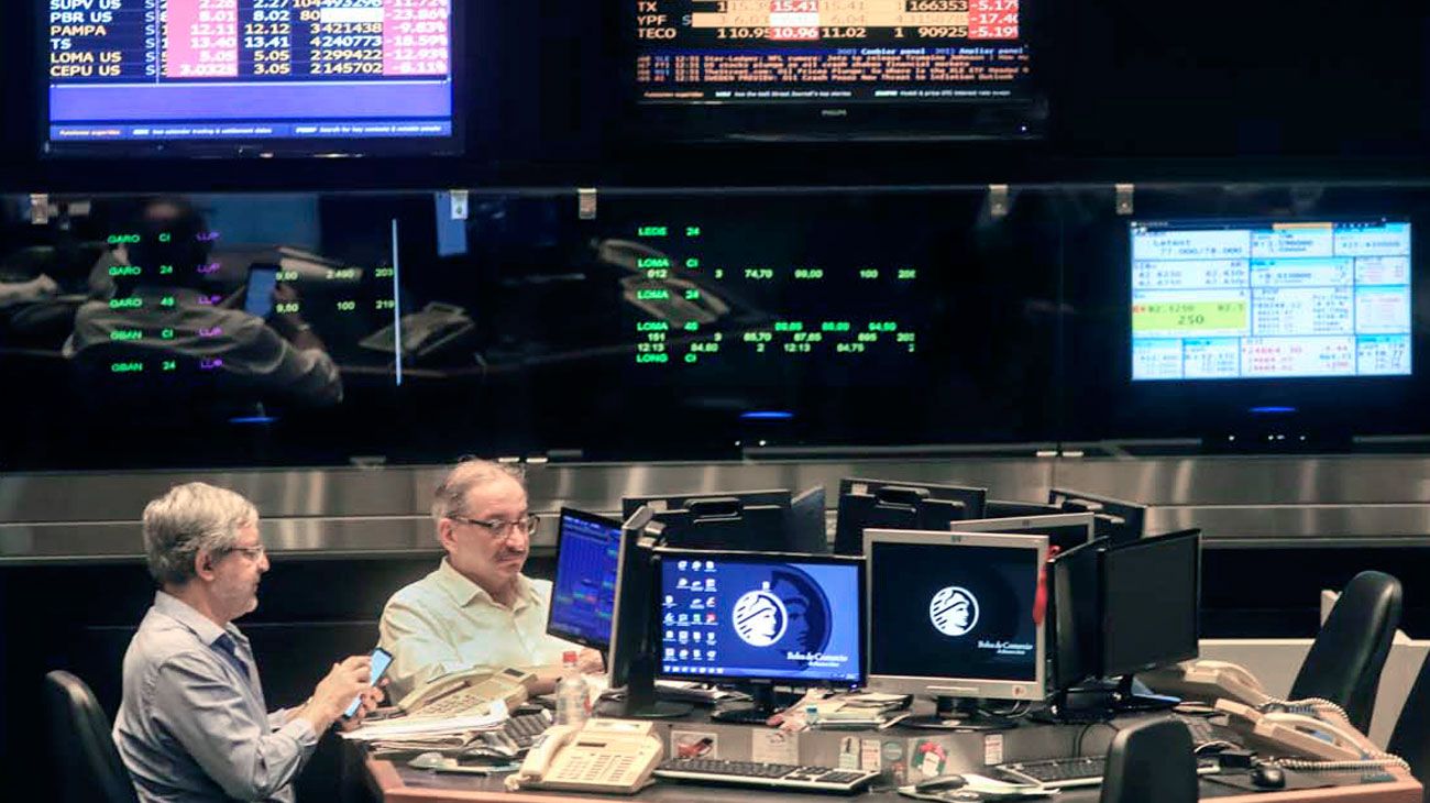 City porteña. Tras rozar los mil pesos, el dólar blue recortó al final de la semana y cerró a $ 980.