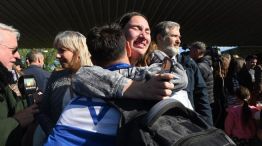 Emoción y lágrimas de las familias que fueron a recibir seres queridos que regresaban desde Israel.