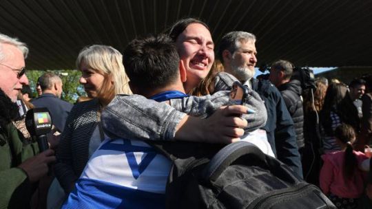 Llegaron al país los primeros 246 argentinos evacuados desde Israel, entre ellos 180 estudiantes