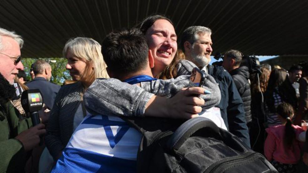 Emoción y lágrimas de las familias que fueron a recibir seres queridos que regresaban desde Israel.