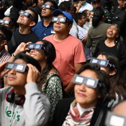 La gente observa el eclipse solar anular en el Planetario Luis Enrique Erro del Instituto Politécnico Nacional (IPN) en la Ciudad de México. | Foto:ALFREDO ESTRELLA/AFP