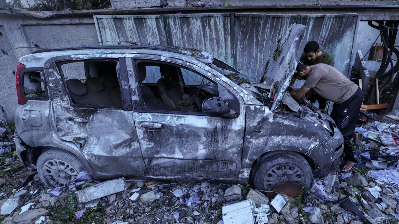 Los palestinos inspeccionan su automóvil destruido después de un ataque aéreo israelí en el campo de refugiados de Rafah, en el sur de la Franja de Gaza. | Foto:MOHAMMED ABED / AFP