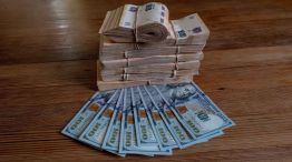 Argentine Peso to Keep Weakening If Dollarization Looks Likely