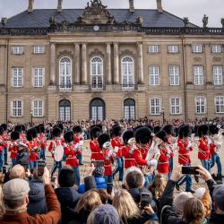 Desfile de guardias reales en el Castillo de Amalienborg en Copenhague, durante la celebración del cumpleaños número 18 del príncipe Christian de Dinamarca. | Foto:Mads Claus Rasmussen / Ritzau Scanpix / AFP