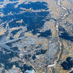 Esta fotografía tomada y proporcionada por el Ministerio de Defensa de Corea del Sur muestra un bombardero estratégico B-52H de la Fuerza Aérea de EE. UU. volando con aviones de combate F-35A de la Fuerza Aérea de Corea del Sur durante un simulacro aéreo conjunto en Corea del Sur. | Foto:Handout / Ministerio de Defensa de Corea del Sur / AFP