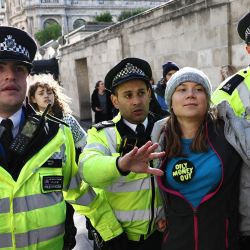 La activista climática sueca Greta Thunberg es arrestada frente al InterContinental London Park Lane durante la manifestación "Oily Money Out" organizada por Fossil Free London y Greenpeace al margen de la jornada inaugural del Foro de Inteligencia Energética 2023 en Londres. | Foto:HENRY NICHOLLS / AFP