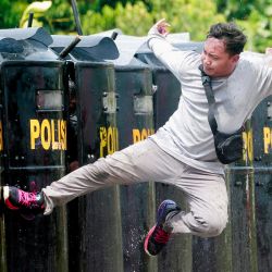 La policía indonesia realiza un simulacro de seguridad en caso de disturbios en Tanjung Pinang, provincia de las islas Riau, antes de la campaña y las elecciones generales de 2024. | Foto:YULI SEPERI / AFP