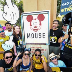 Los miembros y partidarios de SAG-AFTRA hacen piquetes frente a Disney Studios el día 95 de su huelga contra los estudios de Hollywood en Burbank, California. | Foto:Robyn Beck / AFP