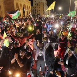 Manifestantes libaneses ondean banderas nacionales palestinas y gritan consignas en solidaridad con el pueblo de Gaza en el centro de la ciudad de Beirut, después de que un ataque a un hospital en la Franja de Gaza matara al menos a 200 personas. | Foto:ANWAR AMRO / AFP