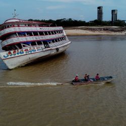 Vista de un ferry varado en Marina do Davi, una zona de atraque del río Negro, ciudad de Manaus, estado de Amazonas, norte de Brasil. El río Negro se enfrenta a la peor estación seca de las últimas décadas en la selva amazónica. | Foto:MICHAEL DANTAS / AFP