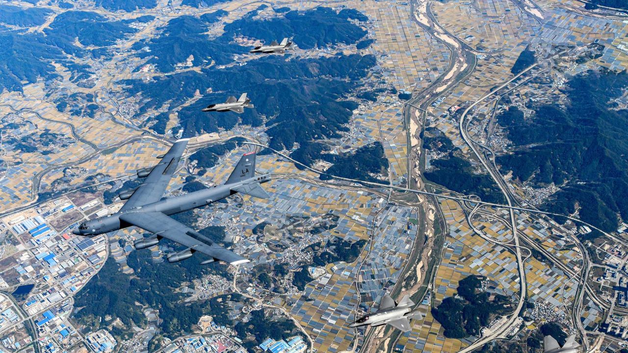 Esta fotografía tomada y proporcionada por el Ministerio de Defensa de Corea del Sur muestra un bombardero estratégico B-52H de la Fuerza Aérea de EE. UU. volando con aviones de combate F-35A de la Fuerza Aérea de Corea del Sur durante un simulacro aéreo conjunto en Corea del Sur. | Foto:Handout / Ministerio de Defensa de Corea del Sur / AFP