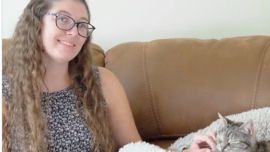 Bella, junto a su dueña, Nicole Spink.