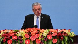 El presidente de Argentina, Alberto Fernández, habla durante la ceremonia de apertura del tercer Foro de la Franja y la Ruta para la Cooperación Internacional en el Gran Palacio del Pueblo de Beijing.