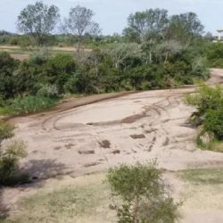 El fondo del Xanaes se convirtió en un terreno resquebrajado.
