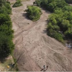 El fondo del río, totalmente reseco y quebradizo.
