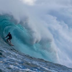 El surfista estadounidense Albee Layer monta una ola mientras un gran oleaje llega a la zona de surf de Pe'ahi, conocida como Jaws, en la costa norte de la isla de Maui, Hawaii. | Foto:Brian Bielmann / AFP