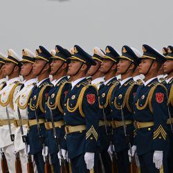 La guardia de honor china se prepara para la llegada de la delegación de Turkmenistán antes del Foro de la Franja y la Ruta en el aeropuerto de Beijing. | Foto:Jade Gao / POOL / AFP