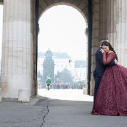 La novia Guel y su novio Nuh se abrazan frente al palacio de Hofburg en Viena, Austria, durante su sesión de fotos antes su boda. | Foto:JOE KLAMAR / AFP