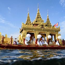 Los devotos reman en la barcaza dorada que transporta las cuatro imágenes sagradas de Buda durante el festival de la Pagoda Phaung Daw Oo en el lago Inle, estado de Shan de Myanmar. | Foto:Sai Aung Main / AFP