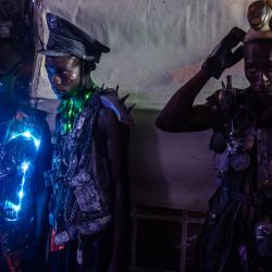 Los modelos se preparan para subir a la pasarela luciendo diseños de inspiración distópica en el desfile de moda principal durante la Semana de la Moda de Kibera en el asentamiento informal de Kibera en Nairobi, Kenia. | Foto:LUIS TATO/AFP