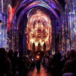 Los participantes asisten a un espectáculo de luces 'Luminiscence', un video mapeo de 360° y sonido espacial 3D en la catedral de Saint-André en Burdeos. | Foto:Thibaud Moritz/AFP