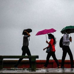 Los peatones usan paraguas durante un fuerte aguacero en Colombo, Sri Lanka. | Foto:ISHARA S. KODIKARA / AFP