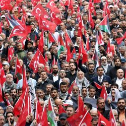 Manifestantes con banderas turcas y palestinas marchan desde la mezquita de Kocatape hasta el parque Abdi Ipekci en Ankara en apoyo de los palestinos. | Foto:ADEM ALTAN / AFP