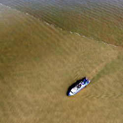 Vista aérea del estuario del río Amarillo, en Dongying, en la provincia de Shandong, en el este de China. El río Amarillo, el segundo río más largo de China, se origina en la meseta Qinghai-Tíbet y desemboca en el mar de Bohai desde la ciudad de Dongying. | Foto:Xinhua/Xing Guangli
