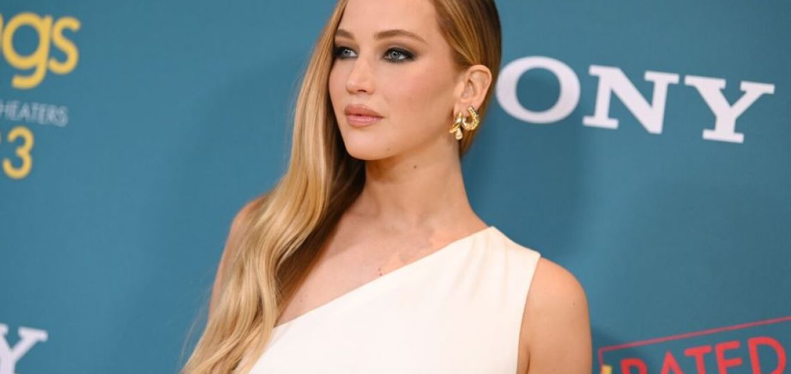 Cómo recrear el look quiet luxury de Jennifer Lawrence apoyándose en los básicos